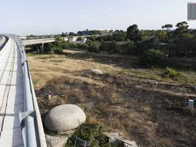 Incrociamo a un certo punto Lama Lamasinata, puntellata da numerosi bunker e casematte...